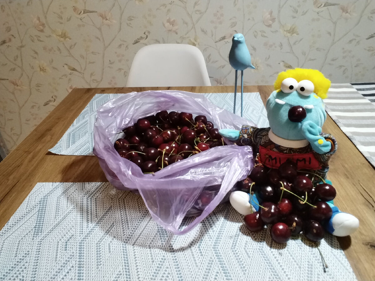 Омномном🤤 Жора и 2кг черешни в 23.00😄