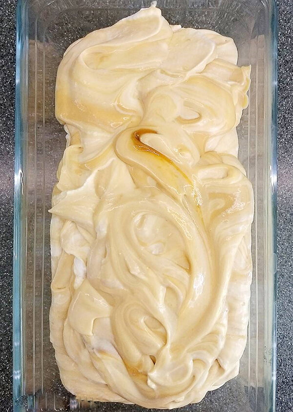 Суперхит летних десертов — домашнее мороженое с соленой карамелью. Его можно приготовить без яиц, без использования мороженицы и без перемешивания во время заморозки. Я люблю делать домашнее мороженое.-9