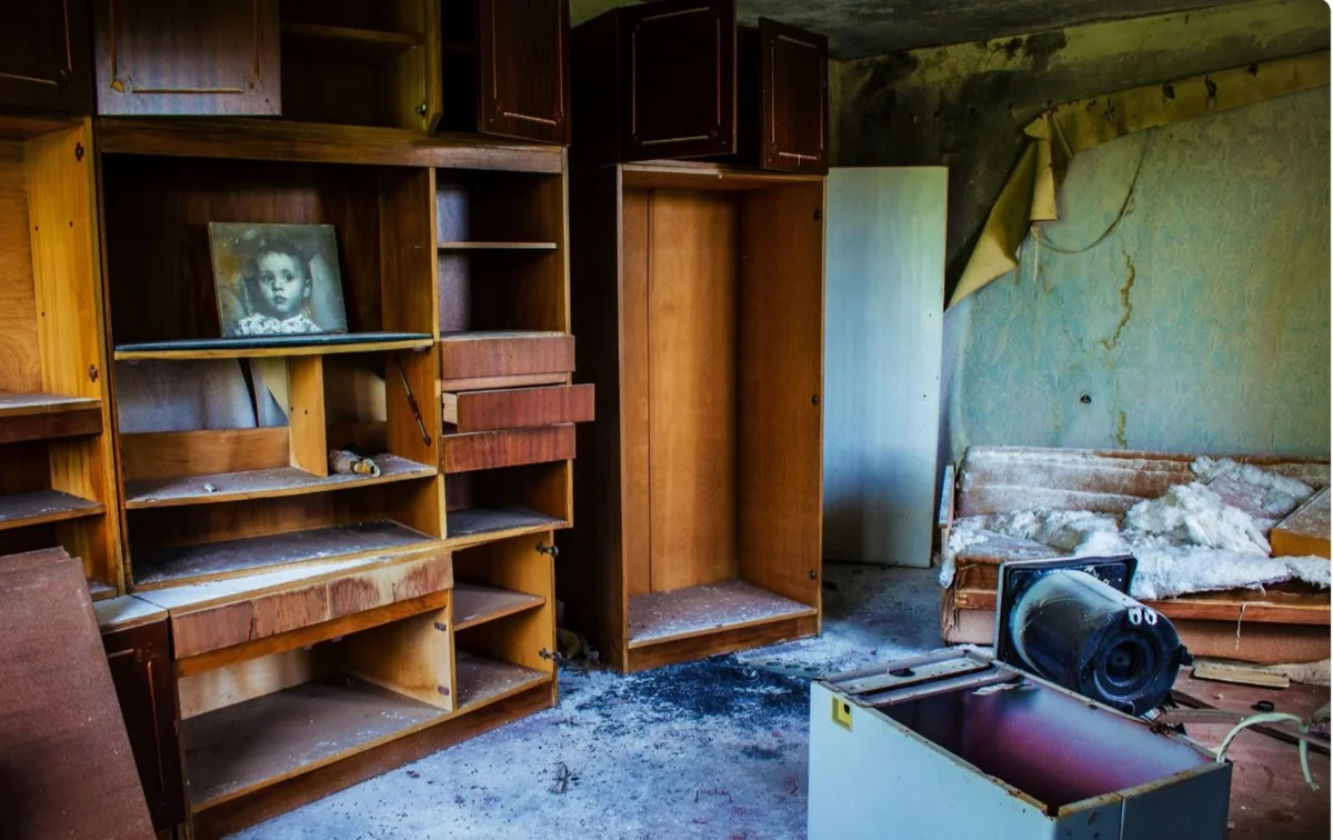 Квартиры покидали в спешке, поэтому многие вещи остались. Источник: https://oglavnom.su/wp-content/uploads/2019/10/2-7.jpg 