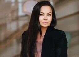 Татьяна Бурлаковская, основатель компании Golden Brown Group: «Тренды в 2023–2024 годах: экологичность строительства, разнообразие квартир, гарантированная аренда и развитие комьюнити. В России перспективная ниша — жилье для пожилых людей. Суперлокацией для него будут Минеральные воды. Пример такого проекта есть в Сингапуре — ЖК Homefarm от компании Spark. Будут появляться новые концепции, соединяющие потребности людей. Например, желания активно работать и много путешествовать воплотились в проекте круизного суперлайнера для вечной кругосветки MV от Narrative Storylines. Сейчас стоит присмотреться к рынкам недвижимости на Ближнем Востоке: Бахрейну, Катару, Оману».