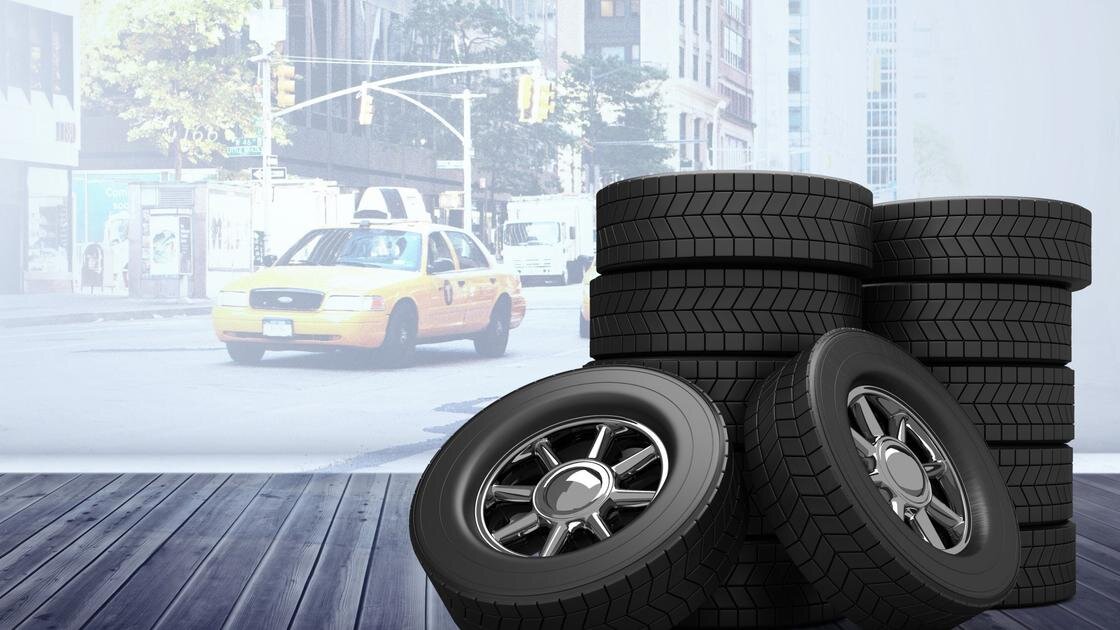    Автомобильные шины с дисками сложены горкой на деревянном полу:Freepik