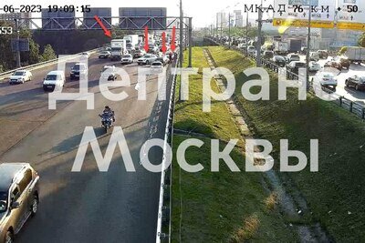    ДТП на внутренней стороне 76‑го км МКАД © Telegram-канал «Дептранс. Оперативно»