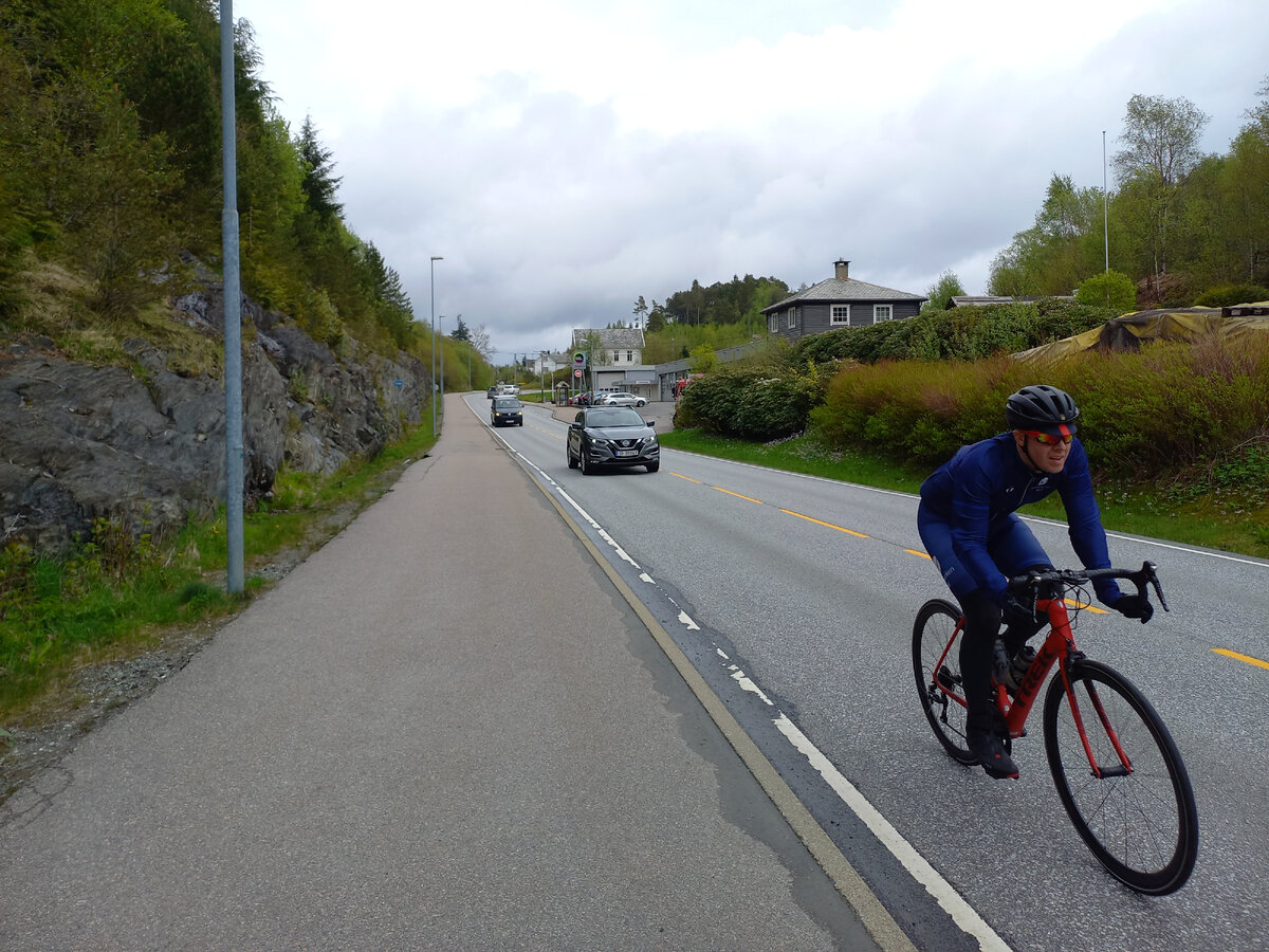 Велосипедист на норвежской дороге.