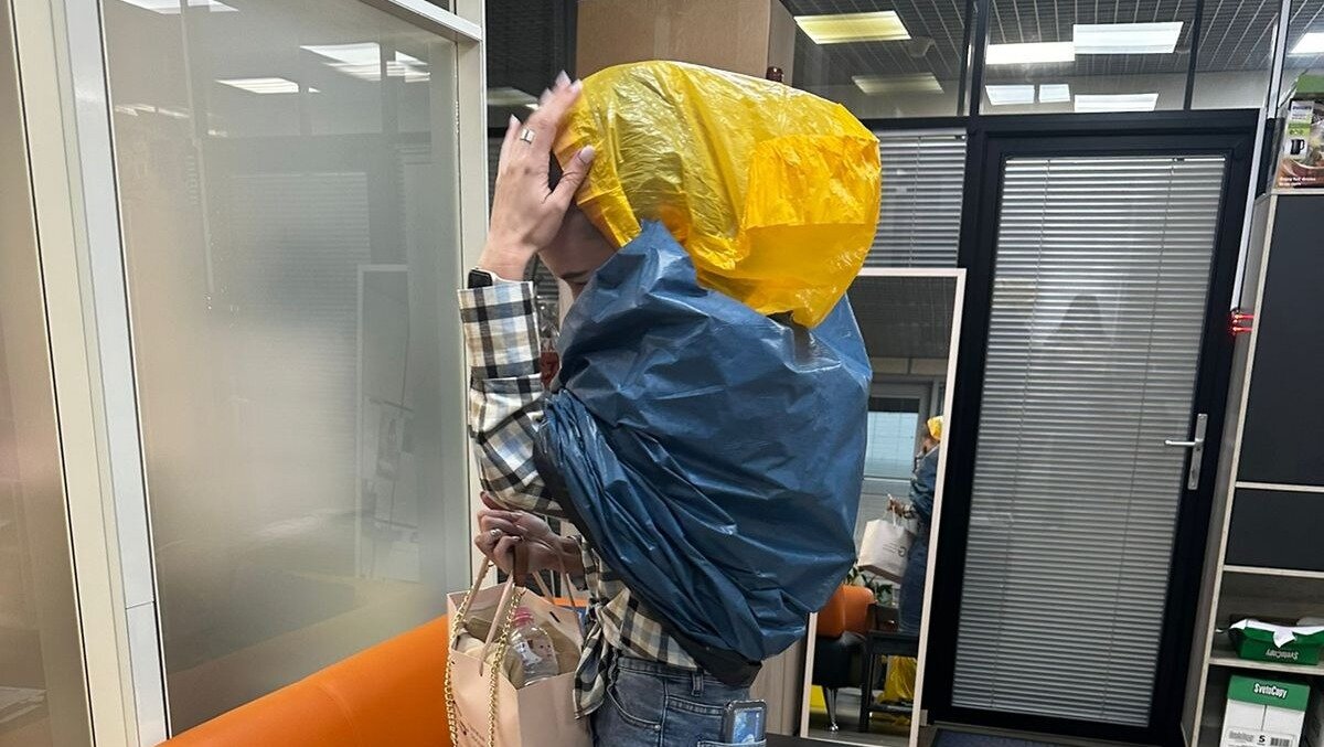     Во Владивостоке за сутки выпало 110 мм осадков — это на 6 сантиметров больше месячной нормы. В таких условиях не спасут даже болотные сапоги, но приморцы нашли выход.