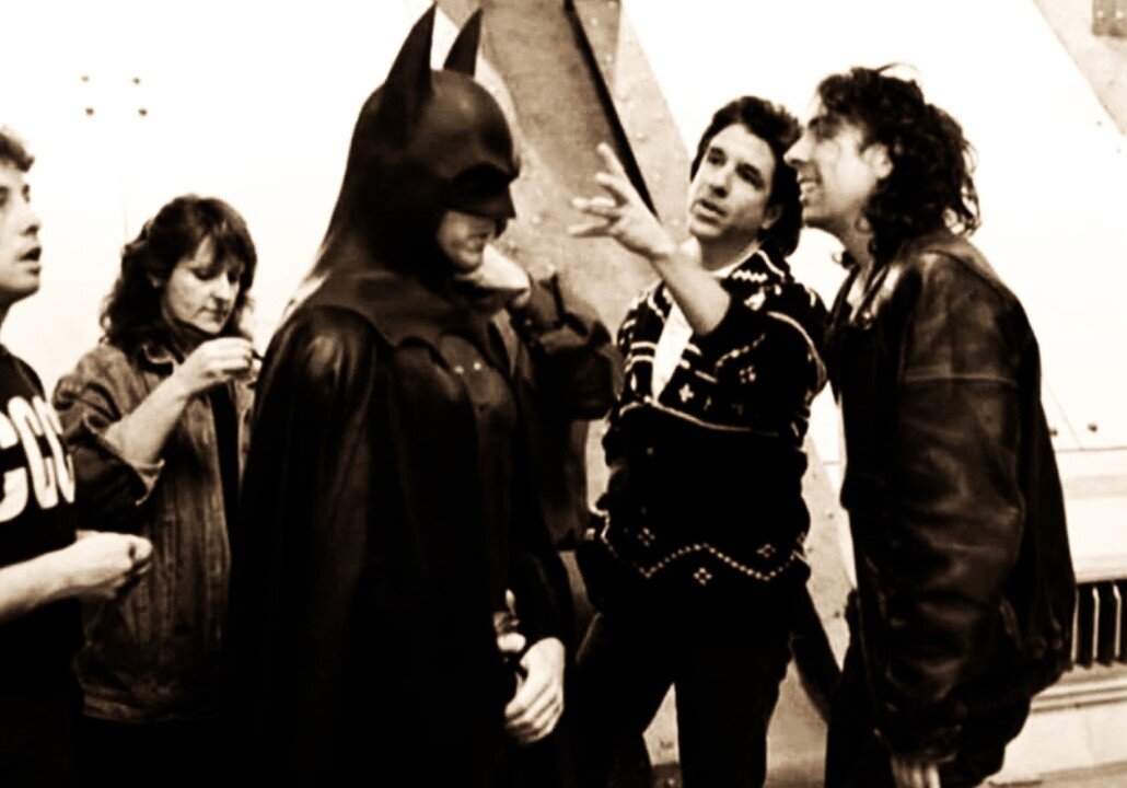 Всем ностальгический привет! В 1989 году вышел фильм "Бэтмен" от Тима Бертона, который имел невероятный успех.-2