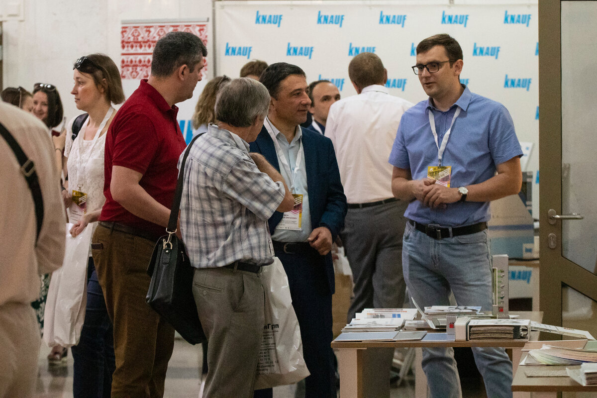 Bнженер-реставратор II категории, руководитель службы техподдержки компании «Баумит» по СЗФО Валерий Карагерги (на фото в центре) 