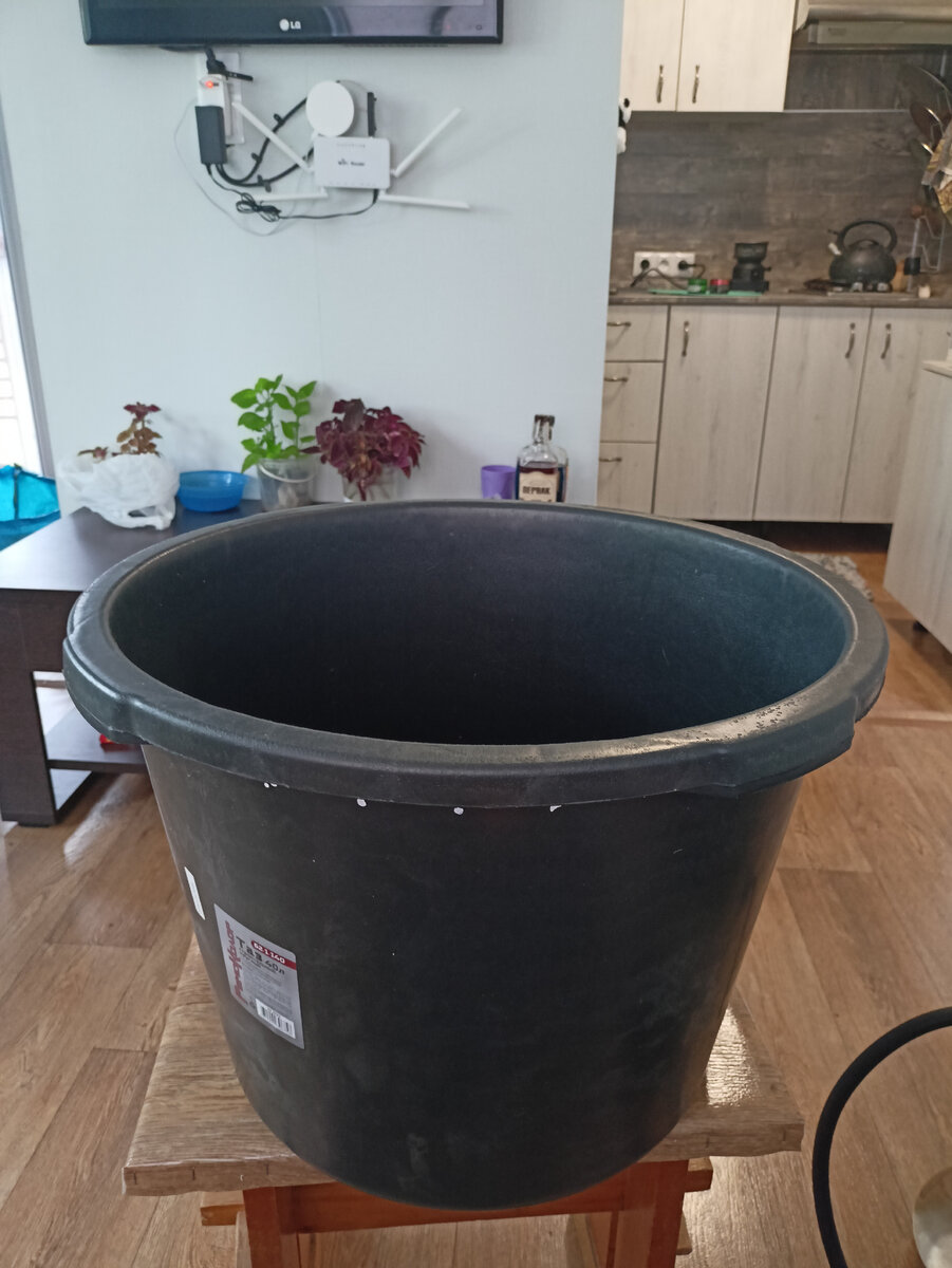 Таз куплен в строительном магазине.