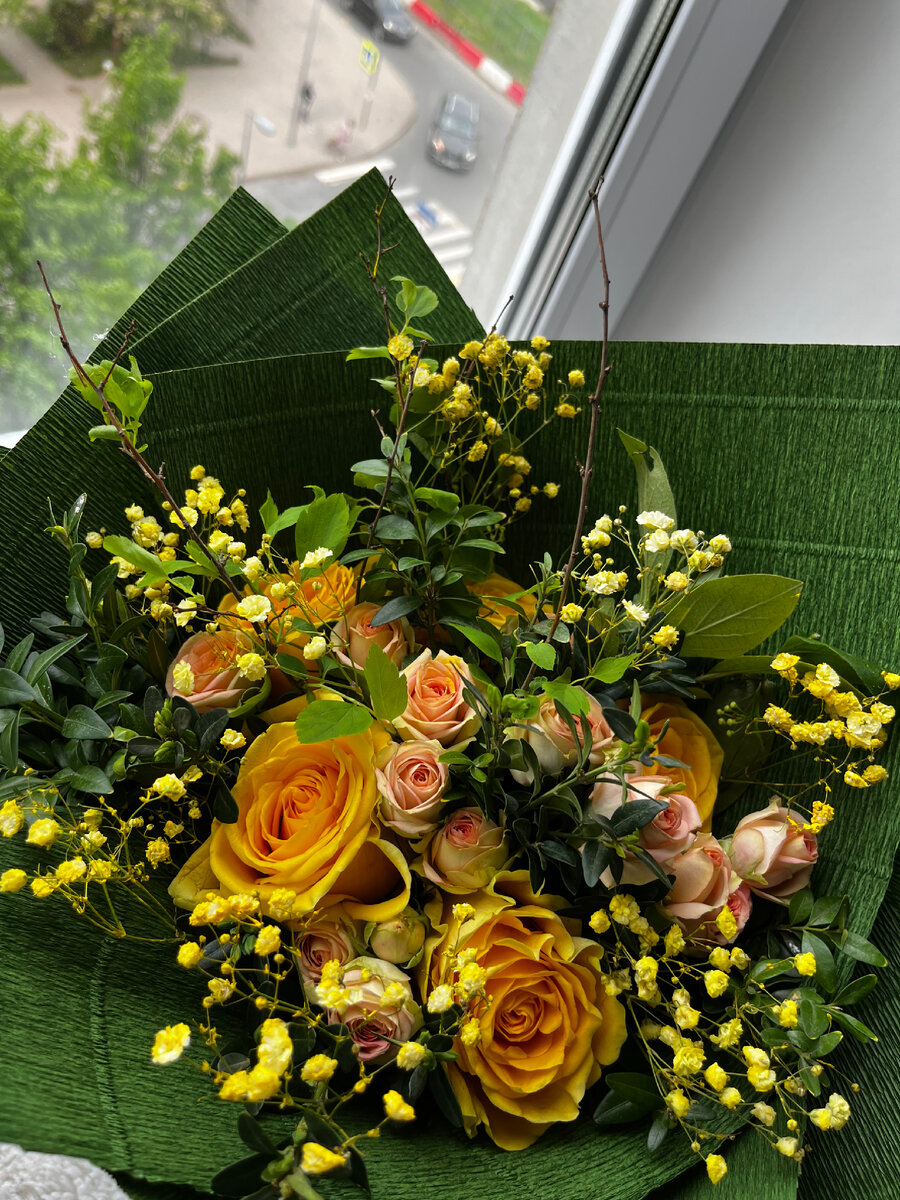 Букет из роз,зелени и гипсофила 