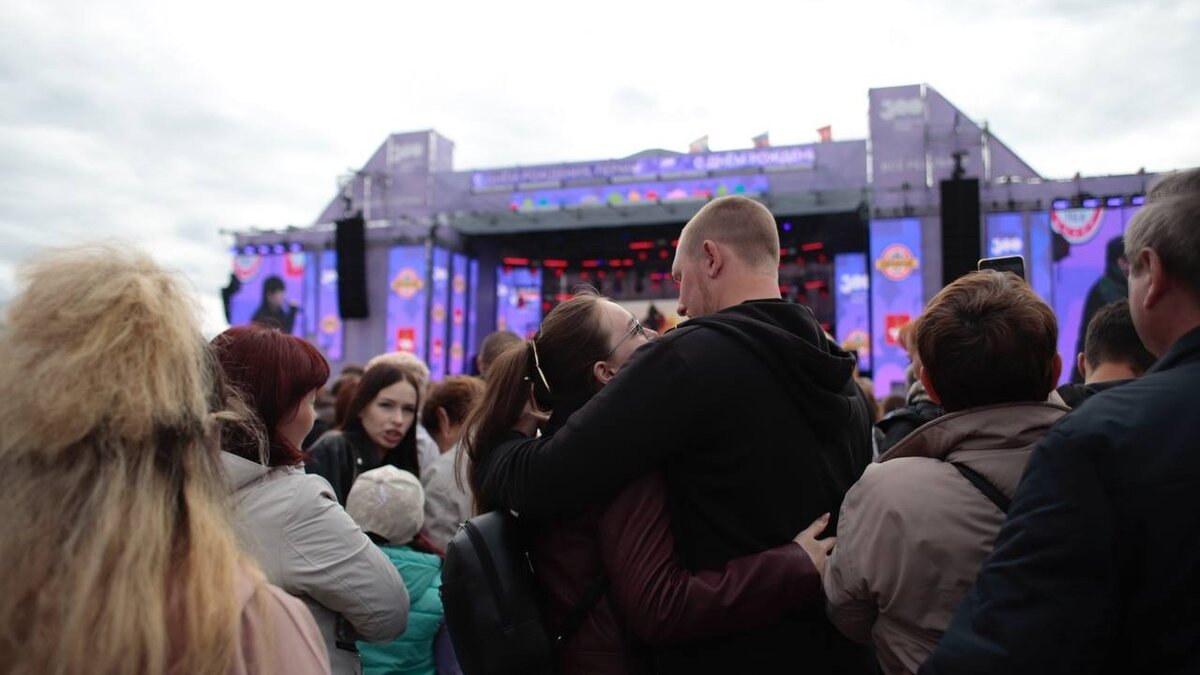     На сцене рядом с Театром-Театром идет концерт российских звезд в честь 300-летнего юбилея Перми.