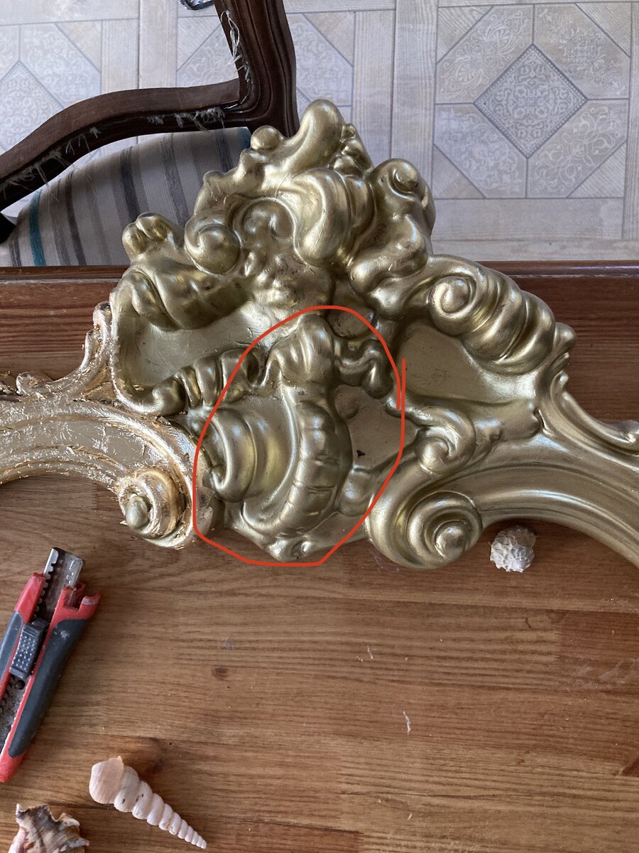 Особенно, конечно, меня смешит голова Чужого, которая вылезает из "короны"