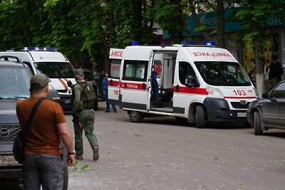    Автомобили скорой медицинской помощи на месте взрыва в Луганске. ©Максим Захаров РИА Новости