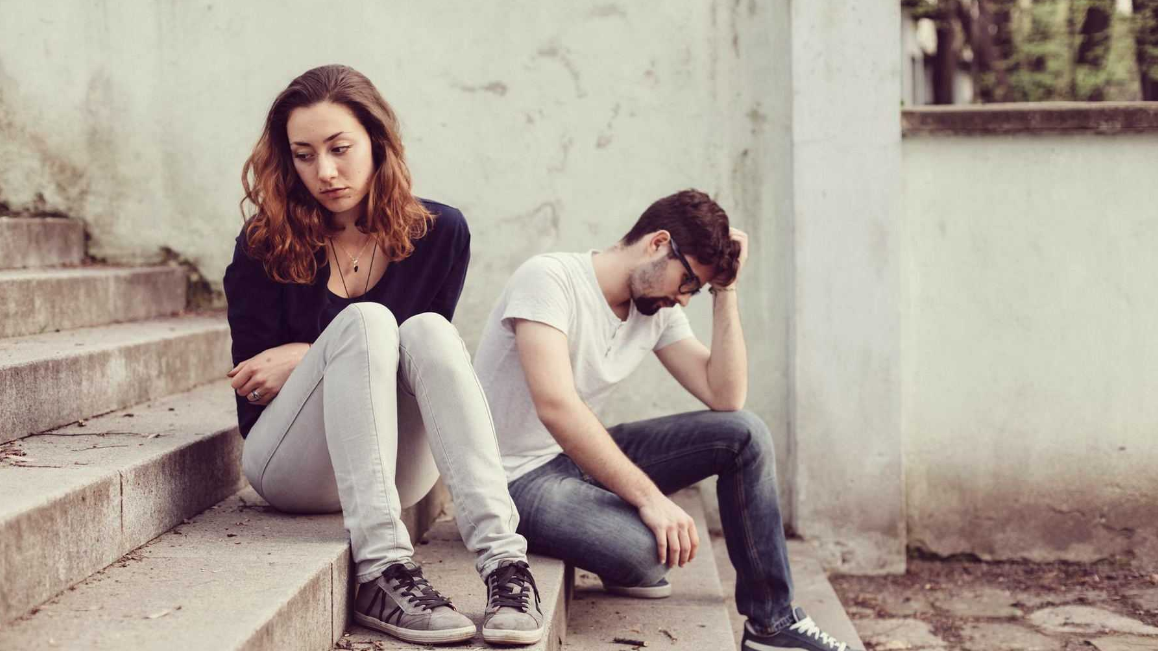 Молодая пара сидит на ступеньках. Фото взято из открытых источников.