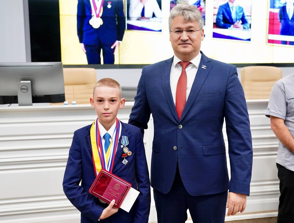 Школьника из Прокопьевска наградили медалью за спасение упавшего в колодец  ребёнка | A42.RU | Дзен