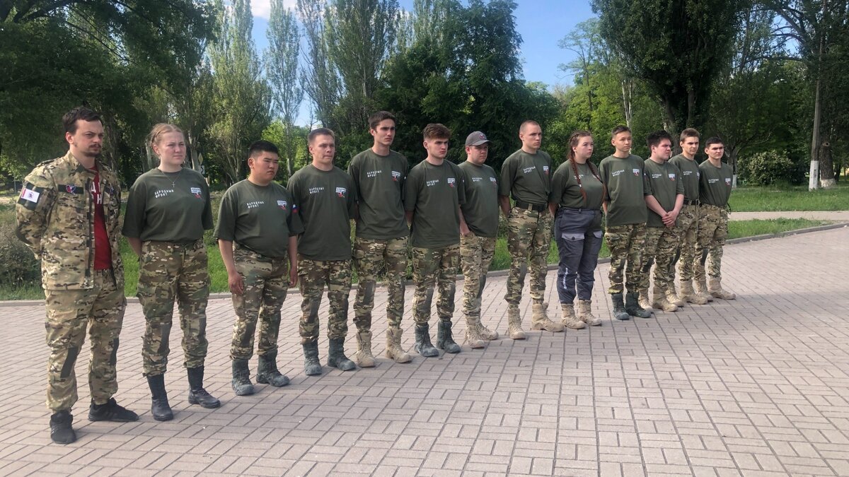     Волонтеры из Удмуртии завершили смену гуманитарной миссии в Ростовской области и Донецкой народной республике. Непосредственную помощь жителям ДНР оказывали 15 молодых активистов в возрасте от 18 до 20 лет, среди которых были и три девушки.
