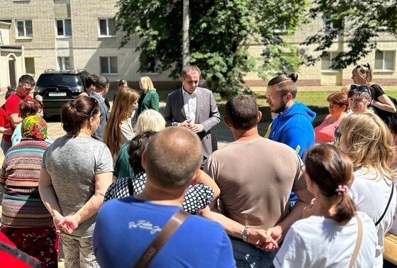    Губернатор Белгородской области Вячеслав Гладков в пункте размещения для жителей из Шебекинского округа