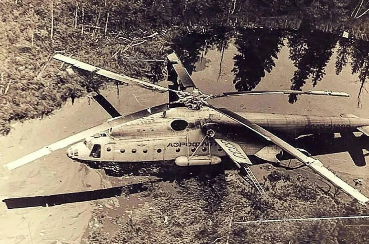 Ми 6 лет. Вертолет ми-6 в Тарко-Сале. Вертолет ми 6 в Тарко Сале в болоте. Ми-6 вертолет 1981. Ми 6 СССР 21899.