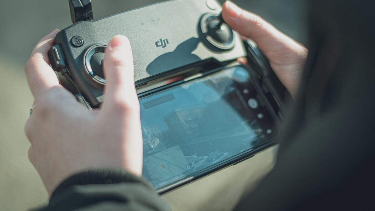     В Ростовской области ввели запрет на съемку беспилотников, фото и видео с ними теперь нельзя выкладывать в сеть, пишут муниципальные СМИ.