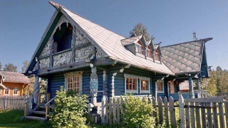     Принятие «компромиссных» мер не дало результатов: в деревне по-прежнему толпами собираются туристы, сообщили в соцсетях.