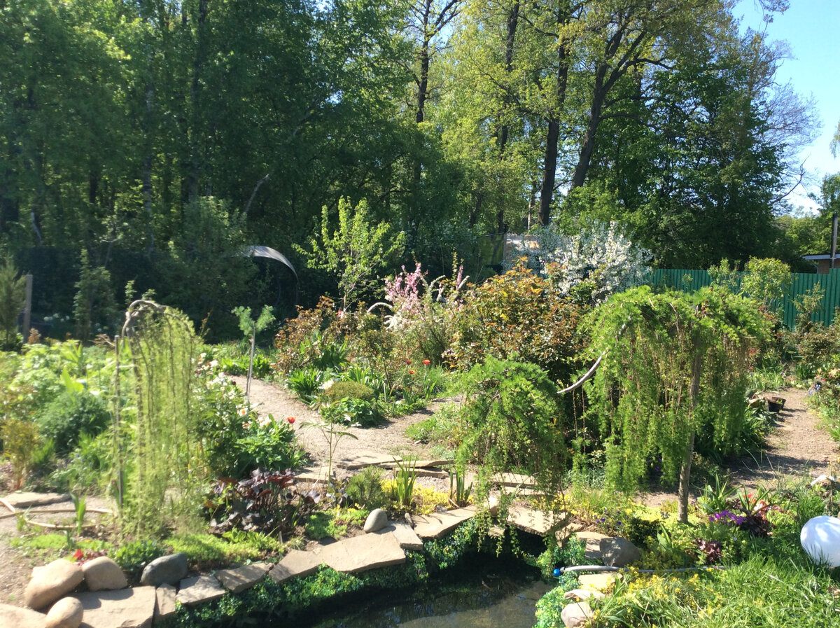 1. В галерее 3 фото, листайте