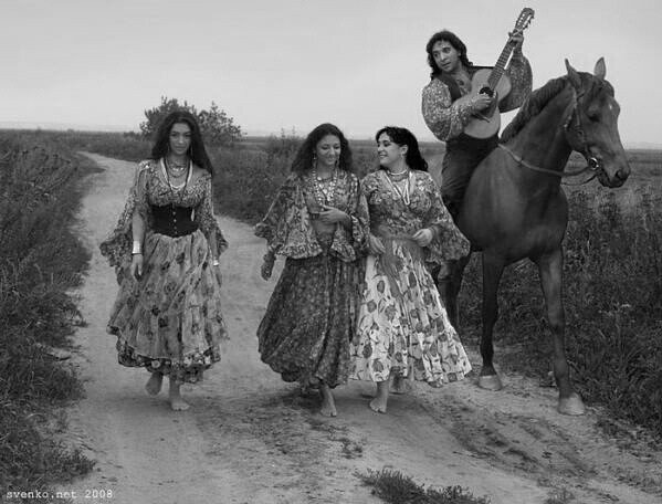 Жарко. Бегу на речку купаться. Бегу огородами, так ближе. Речка за городом делает крутой поворот и вот тут, на  повороте наше любимое место для купания. На реке никого нет. Раздеваюсь и вхожу в воду. Боязно:  вдруг рак схватит за ногу. Но раздумывать некогда. Ныряешь, ныряешь без конца. Вода – парное молоко.  Здесь глубина с ручками, но чуть пройдешь и уже мелко. Речка небольшая. Один берег пологий, другой обрывистый, заросший ивняком. Купаешься долго, целый час. После  купания бежишь домой. Выпускаешь голубей. Их было у меня десять. Были чернопечки,  рыжие,  хвосты в шашку, были два белых с носиками в конопляное семечко, и один красный, который в полете мог кувыркаться до самой земли. Напротив нашего дома была церковь с колокольней, куда на пасху мы, мальчишки, лазили  звонить в колокола.  На этой стороне речки - площадь базара.  Немощеная площадь утопала в грязи,   к телегам были  привязаны  коровы, овцы, козы. С телег  продавали ряженку,  творог, молоко.  Тут же продавали лошадей.
Когда я, покормив голубков, сел  на  крутой берег реки,   напротив базара  увидел,  как цыган  держал за уздечку  лошадь с белой  гривой   и   показывал ее покупателю, держа  за узду и  подхлестывая ее сзади.
За лошадь дают  105 рублей.  Цыган беден.                                                                       Солнце начинает жарить как следует.  Уже 11 часов дня. Вокруг колокольни взлётывают галки.
Слышится шум базара: мычание коров, блеяние овец  и  откуда-то  пахнет свежими яблоками. А в это время две цыганки со стороны базара стали переходить речку     
Были одеты в длинное платье. В ушах блестели круглые золотые кольца.  У  каждой
были     крученые  черные косы, сверкали большие черные глаза. На груди болталось много разных монет.  Молодые цыганки были очень красивы. Они подняли платья до колен и быстро стали переходить речку, а, когда перешли, стали выбираться на берег  как раз напротив того места, где я сидел. Увидев меня, цыганки задрали платья еще выше, угрожающе быстро приближаясь ко мне.  Я успел отбежать, и цыганки, видя, что меня не догнать, опустили платья  и стали показывать мне рожи. Озорницы смеялись. Я растерялся   и был в панике   в свои одиннадцать лет.
                                                                                            1911 г.
  
