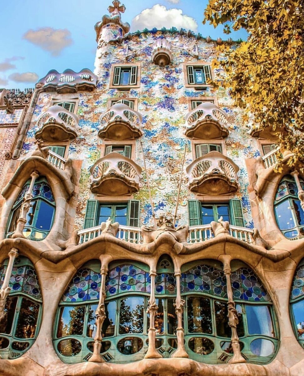    /URL:https://pro-dachnikov.com/dom/27951-gaudi-arhitektor-i-ego-doma-98-foto.html