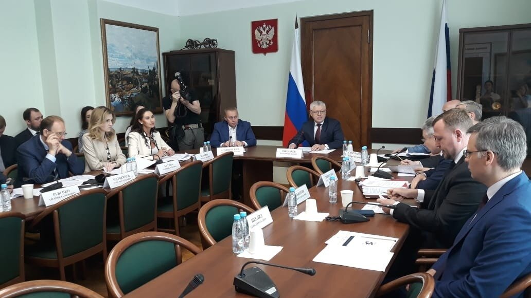     В Госдуме прошло заседание Комиссии по расследованию фактов вмешательства иностранных государств во внутренние дела России. Одним из главных стал вопрос о проверке «Ельцин-центра». На заседании побывала журналист Ирина Мишина.