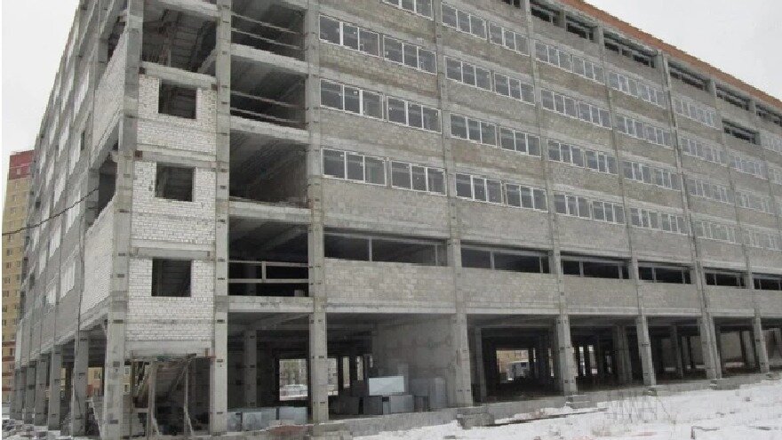     В областной столице завершили торги на право выкупа недостроенного торгового центра. Здание выкупил инвестор за 68 млн рублей.