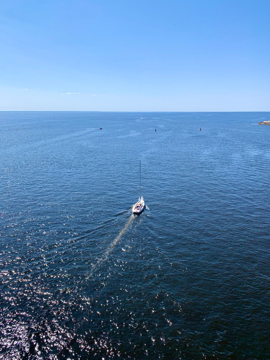 На самом деле, на это можно смотреть вечно! Парусники, яхты, катера, аквабайки постоянно выныривают из-под моста и уносятся в даль 
