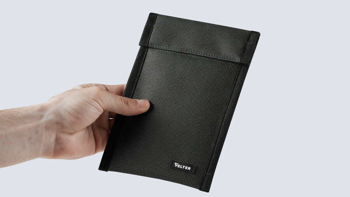 Чехол Фарадея полностью блокирует дистанционное взаимодействие с телефоном