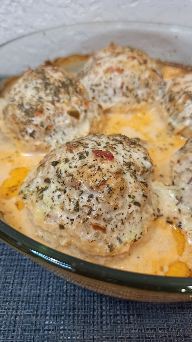 Мясные ежики из фарша и риса запеченые в духовке в сметанном соусе ...