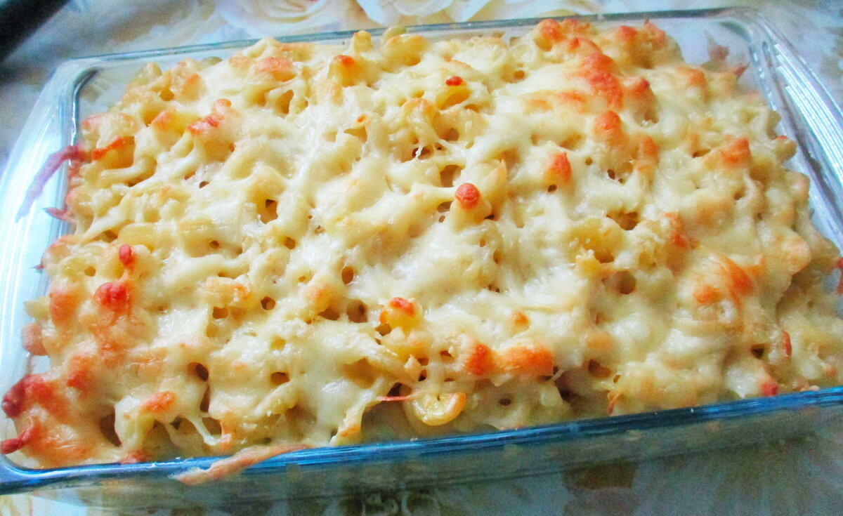 Макаронная запеканка, приготовленная в духовке, – отличный вариант простого, вкусного и сытного угощенья для всей семьи. Из самых обычных макарон можно приготовить наивкуснейшие запеканки на любой вкус. 