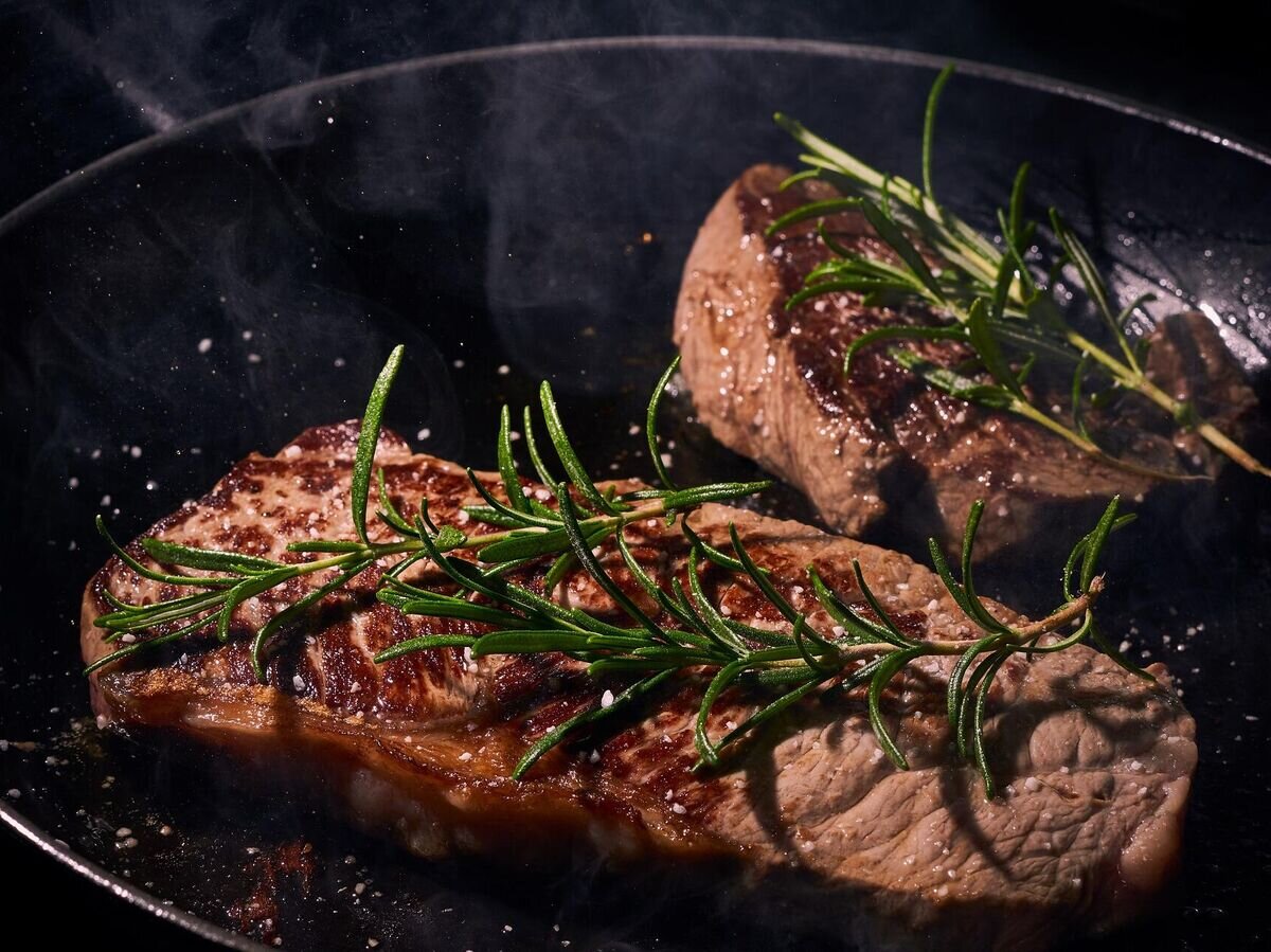    Стейк из говядины с розмарином © Pixabay / felix_w
