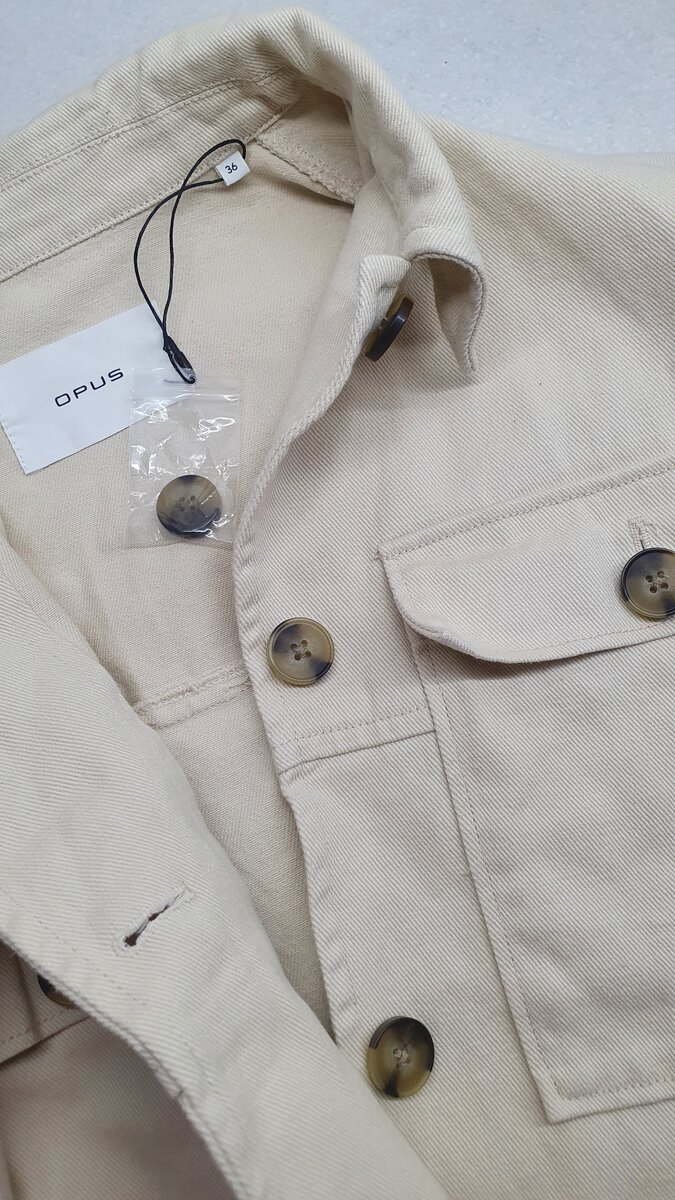 Актуальная модель оверсайз,  красивые пуговицы.