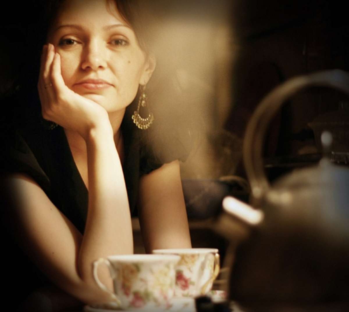 Фото женщин вечером. Задумчивая девушка. Женщина пьет чай. Женщина за чашкой чая.