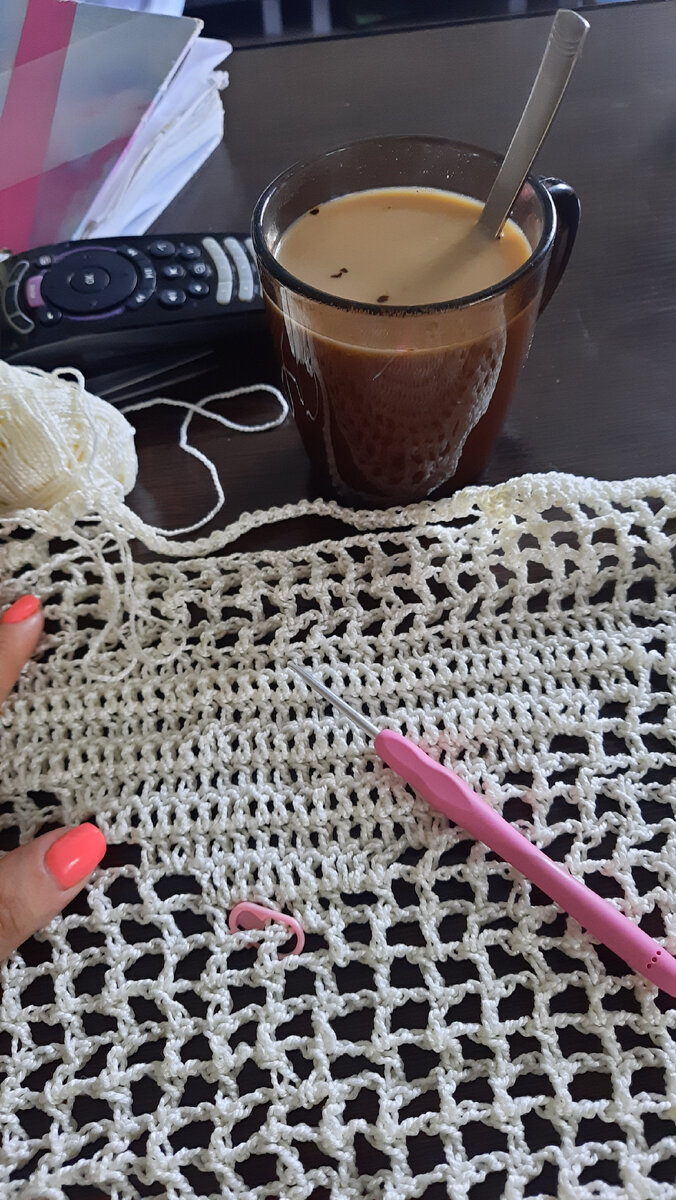 Моя мантра кофеек и вязание с утра. Вяжу новую летнюю сумочку из пинтерест. По картинке расчеты делаю сама под свой размер. Вчера уже в коротких видео делилась узором