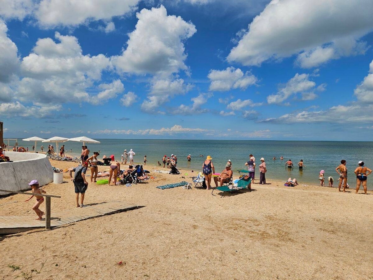 щёлкино крым набережная. ротонда щелкино крым. отдых щелкино 2023. маяк в щелкино. город щелкино ротонда.