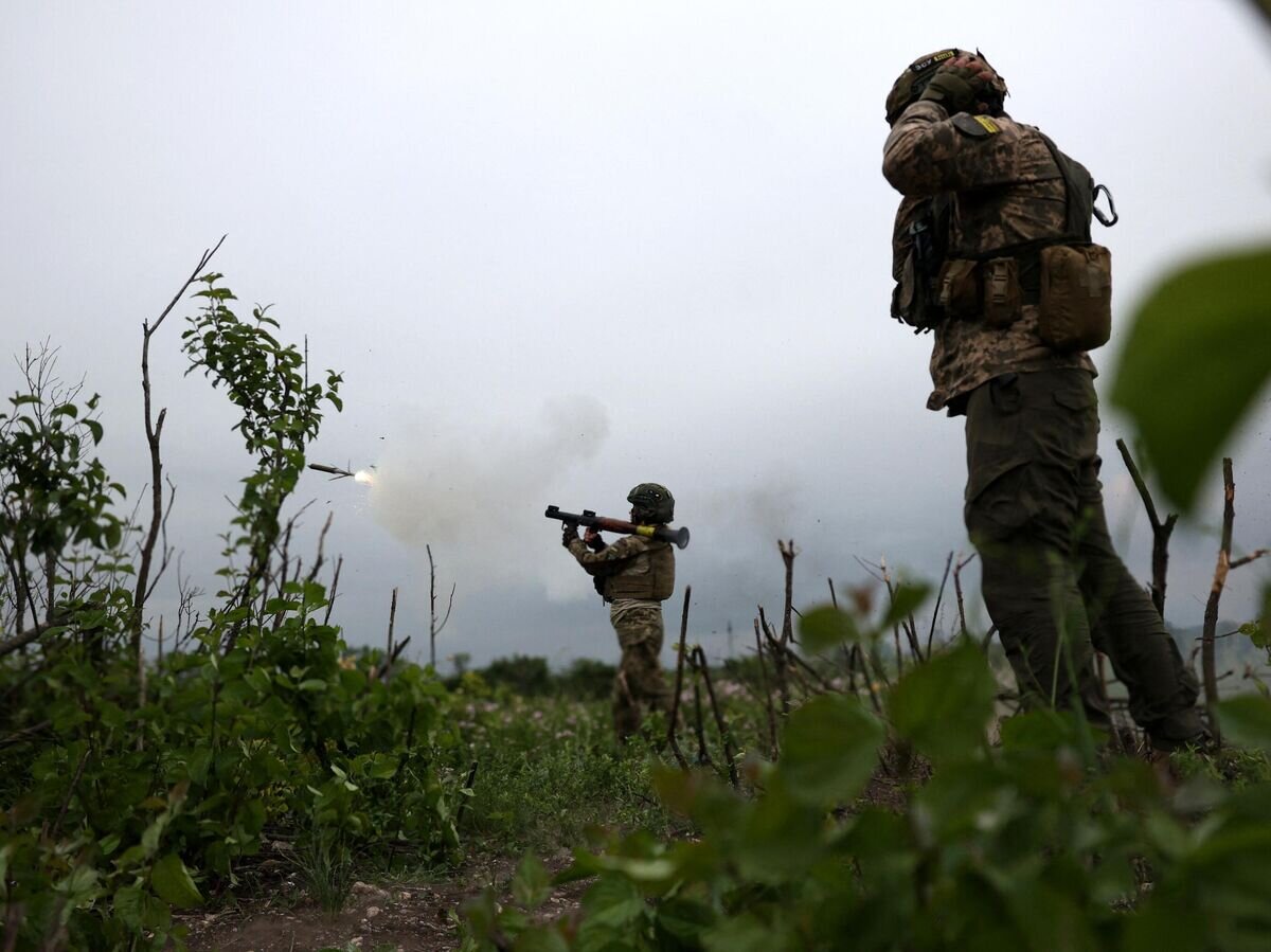    Украинские военные на линии фронта неподалеку от Артемовска, 17 июня 2023 © AFP 2023 / Anatolii Stepanov