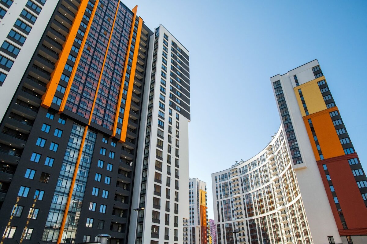 Ultra City — проект комфорт-класса в Приморском районе. Здесь огромный двор с необычными детскими площадками, арт-пространство, фруктовый сад и муниципальные школа и детский сад. Проект сдан практически полностью. Остались последние варианты. 