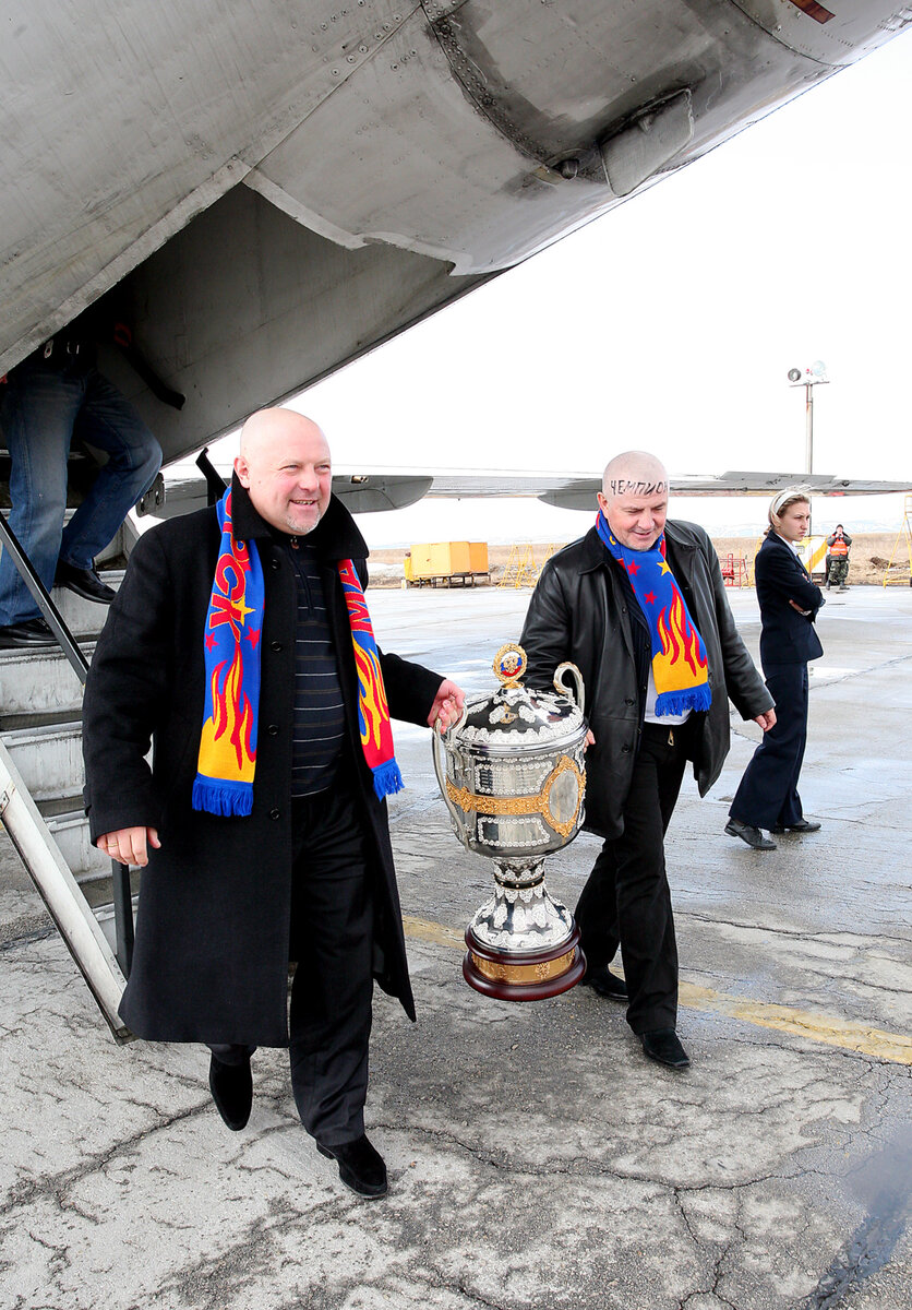 На фото: Фёдор Канарейкин и Геннадий Величкин выносят чемпионский кубок из самолёта.