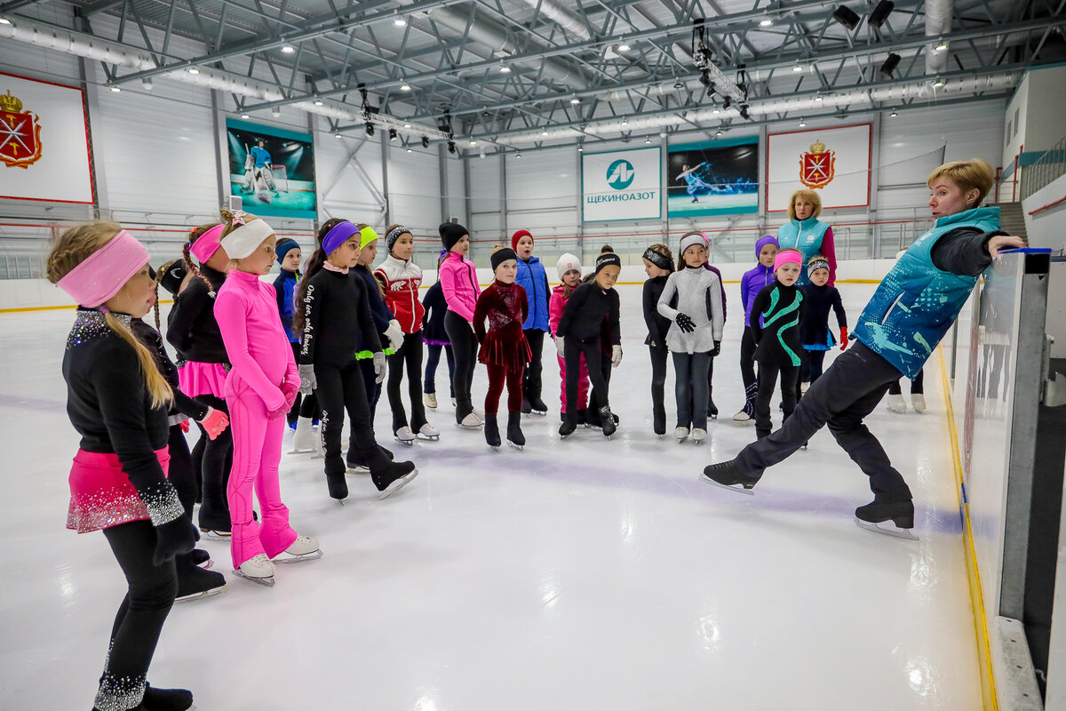 Тренировка фигуристов продолжалась 1 час 45 минут. Ледовая Арена лед. Тренер в фигурном катании. Кроссовки для ОФП фигурное катание. Что нужно для занятий фигурным катанием.