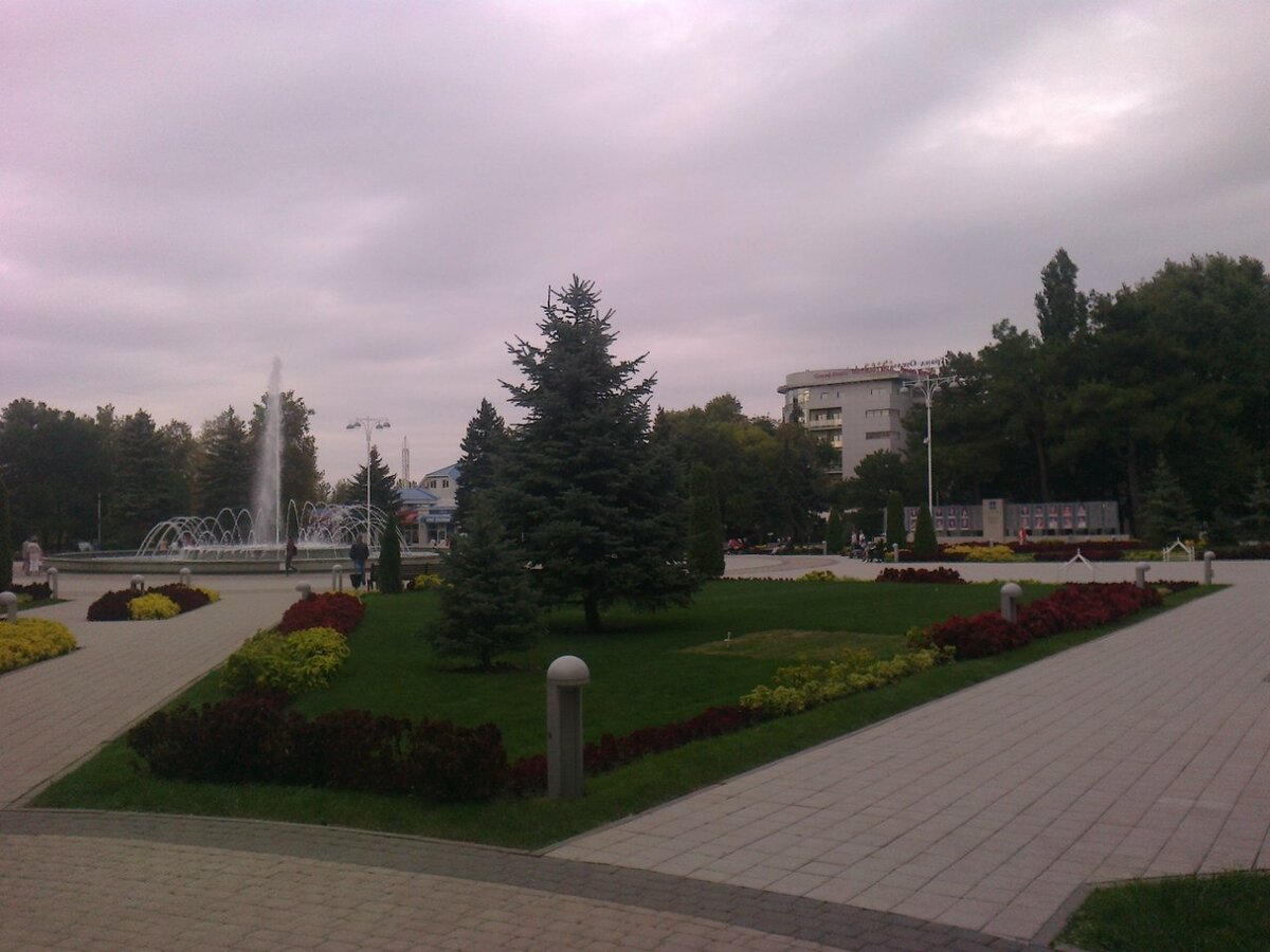 Серое здание справа- - это отель "Валентина". Фото автора.