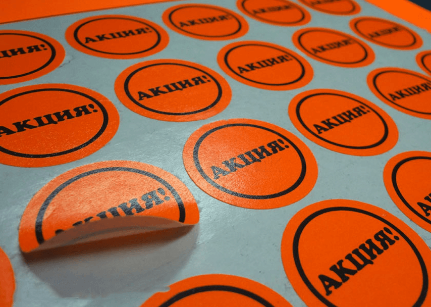 Нанесение клея на этикетки