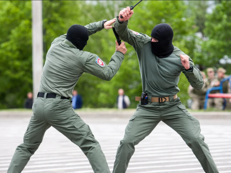 Самооборона тренировки. Самооборона. Тренировки боевых искусств. Какой спорт лучший для самообороны. Крав мага бой.