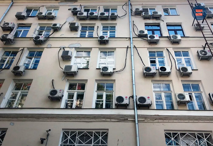 В случае нарушения требований к установке кондиционеров вас могут заставить демонтировать наружный блок кондиционера и восстановить прежний вид фасада здания