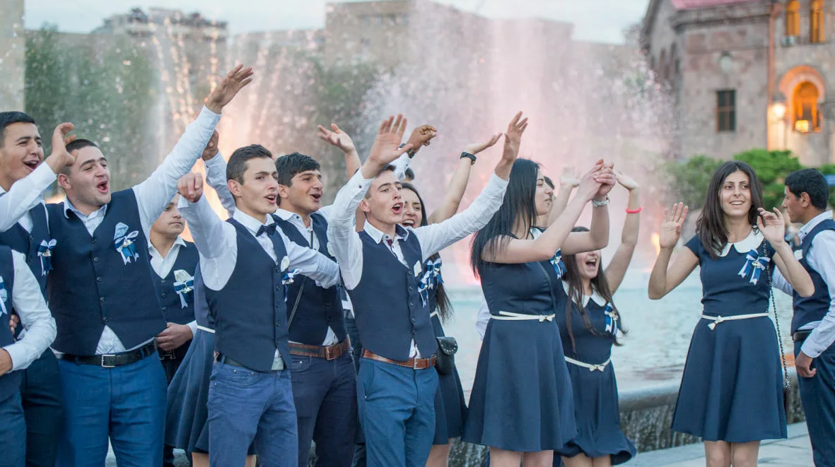 Традиционная армянская свадьба. Школа 149 ереван. Алиса включи армянскую песню. Армянски звонки. Армянская свадьба венчание.