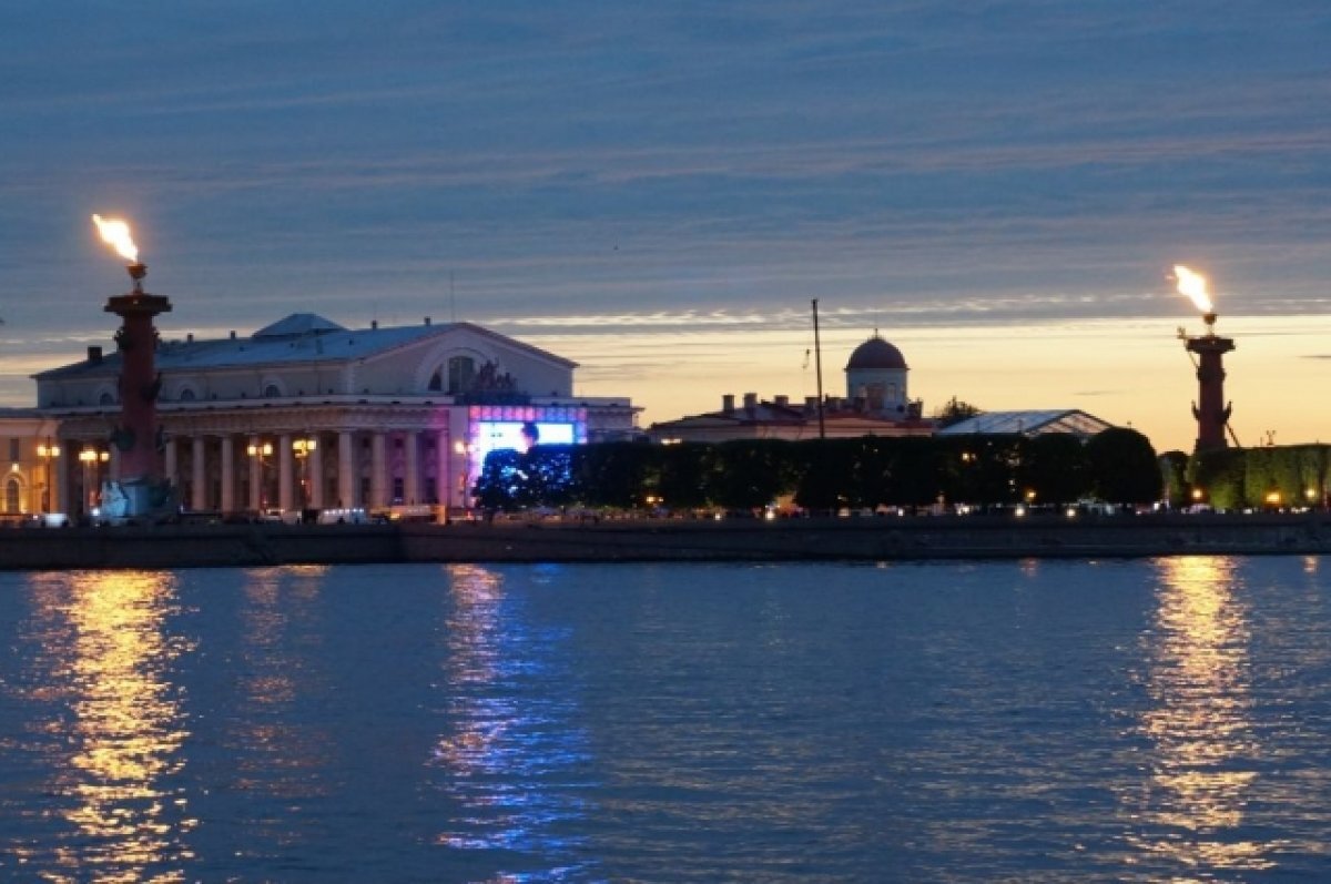    На Ростральных колоннах в честь праздника «Алые паруса» зажгут факелы