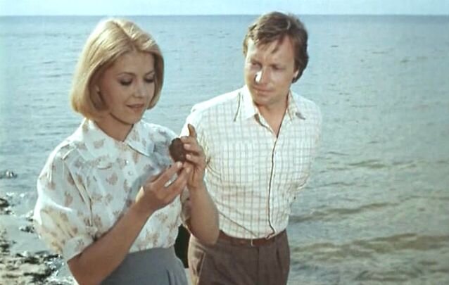Лилита Озолиня и Юозас Киселюс в фильме "Долгая дорога в дюнах", 1980