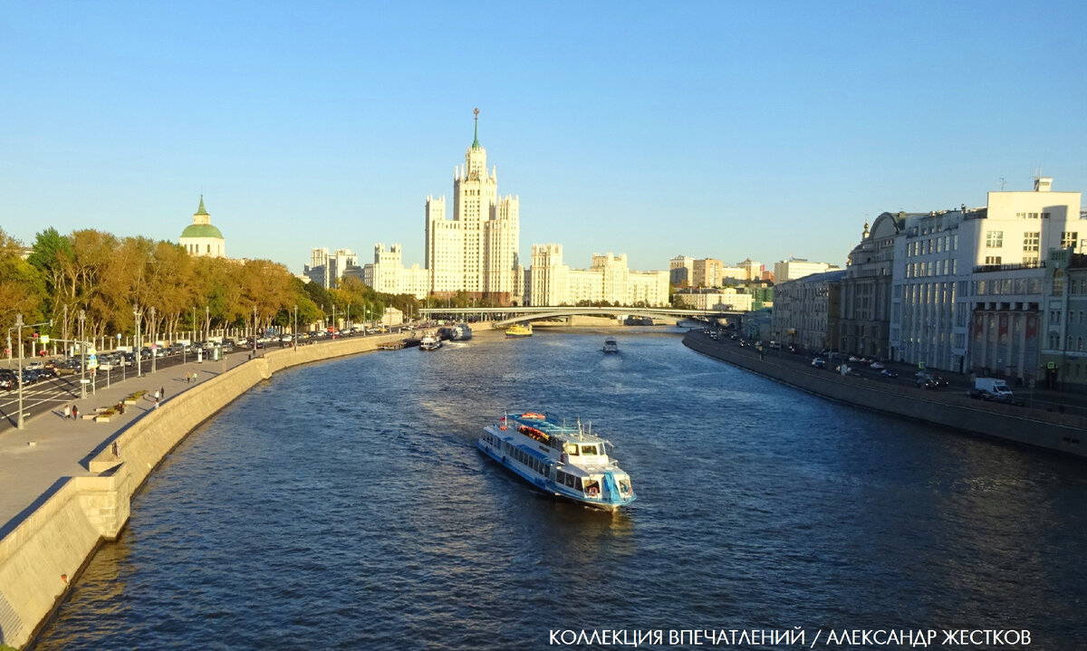 Билеты на речной трамвайчик в Москве перестали дорожать: заманить бы хоть кого-нибудь! Фото из книги "Круиз Москва - Петербург. Коллекция впечатлений"