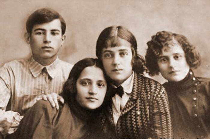 Марина Ладынина (в центре) - старшая дочка в большой крестьянской семье. На фото с сестрами и братом