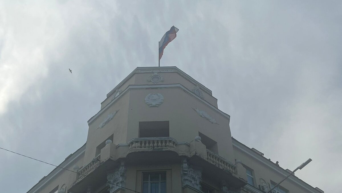     В центре Ростова сообщают о выстрелах в районе штаба ЮВО, гражданскому населению рекомендовано немедленно покинуть улицы, об этом сообщил портал РИА «Новости».